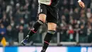 Penyerang Juventus, Cristiano Ronaldo, melompat untuk menyundul bola pada matchday kelima Grup D Liga Champions menghadapi Atletico Madrid di Allianz-Stadium, Turin, Selasa (26/11/2019). Ronaldo yang biasanya membasahi rambutnya dengan pomade terlihat menggunakan ikat kepala. (AP/Antonio Calanni)
