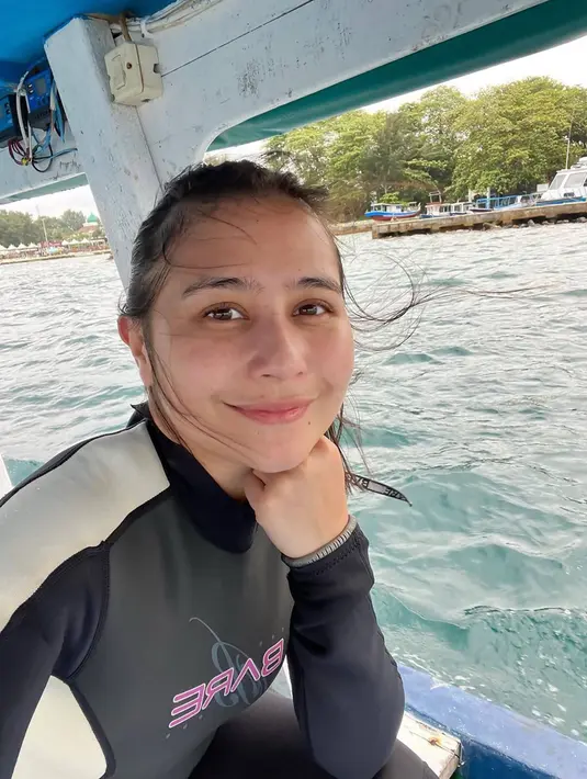 Saat menuju lokasi untuk menyelam, Prilly pun tampil keren dengan baju selam dan wajah yang menawan meski tanpa makeup. Banyak netizen yang memuji penampilannya tersebut di kolom komentar Instagramnya. (Liputan6.com/IG/@prillylatuconsina96)