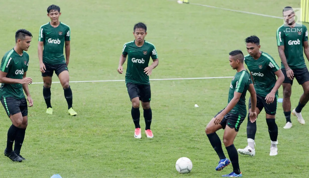 Pemain Timnas Indonesia U-22 saat latihan di Stadion Madya, Senayan, Jakarta, Senin (21/1). Latihan kali ini tidak dipimpin Indra Sjafri karena sedang mengikuti lisensi kepelatihan Pro AFC di Spanyol. (Bola.com/M Iqbal Ichsan)