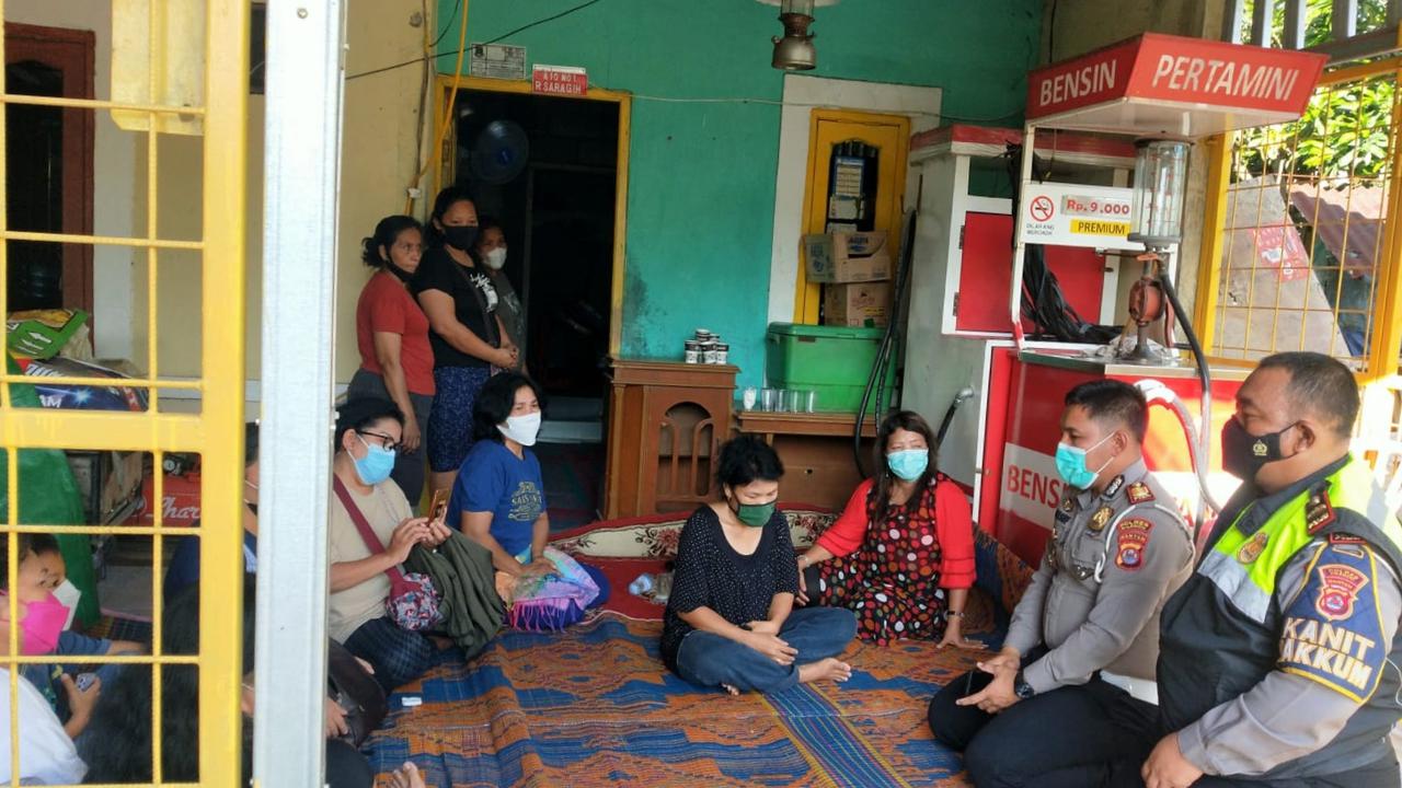 Kasat Lantas Polres Cilegon, AKP Yusuf Dwi Atmodjo, Mengunjungi Rumah Duka Korban Tabrakan Maut Di Balikpapan. (Jumat, 22/01/2022). (Dokumentasi Polres Cilegon).