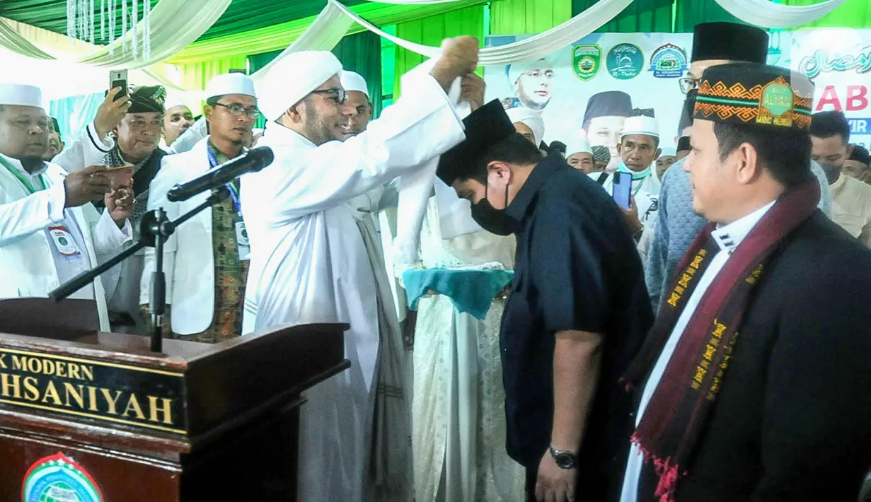 Menteri BUMN Erick Thohir disambut Muhammad Syahab dan para kyai dalam Tabligh Akbar Dan Santunan Anak Yatim Majelis Dzikir At-Thohir Kota Palembang, Sumsel, Minggu (27/3/2022). Penamaan Majelis Dzikir At-Thohir terinspirasi dari sosok almarhum ayahnya H. Muhamad Teddy Thohir. (Liputan6.com/HO/BUMN)