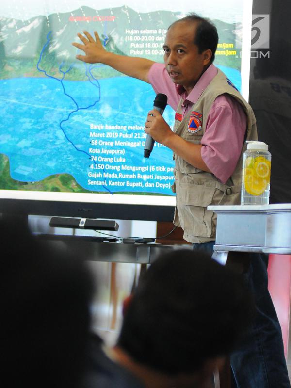 Kepala Pusat Data dan Informasi BNPB Sutopo Purwo Nugroho menjelaskan alur terjadinya banjir yang menerjang Sentani di Jayapura, di kantornya, Jakarta, Minggu (17/3). BNPB mencatat korban meninggal sudah mencapai 58 orang. (Liputan6.com/Angga Yuniar)