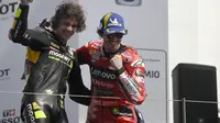 Pembalap Ducati Lenovo, Pecco Bagnaia (kanan) bersama Marco Bezzecchi merayakan podium di MotoGP Portugal (AFP)