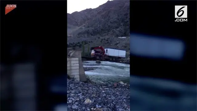 VIDEO: Truk Seberangi Sungai dengan Jembatan Kayu, Berhasil?
