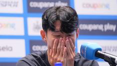 Son Heung-min tak mampu membendung air mata saat mengumumkan keputusan meninggalkan Tottenham Hotspur pada konferensi pers jelang melawan Newcastle United pada ajang Coupang Play Series di Seoul, Korea Selatan, Sabtu (2/8/2025). (AP Photo/Ahn Young-joon)