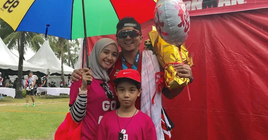 Laudya Cynthia Bella dan Engku Aleesya menemani Engku Emran mengikuti kejuaraan triathlon [foto: instagram]