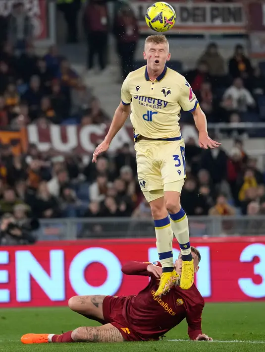 Pemain Verona Josh Doig (atas) berebut bola dengan pemain AS Roma Rick Karsdorp pada pertandingan sepak bola Liga Italia di Stadion Olimpiade Roma, Italia, 19 Februari 2023. AS Roma mengalahkan Verona dengan skor 1-0. (AP Photo/Andrew Medichini)