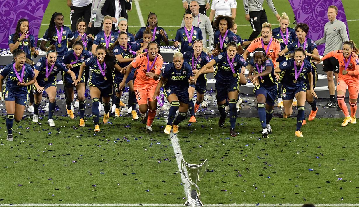 Para pemain Lyon melakukan selebrasi usai menjuarai Liga Champions Wanita di Stadion Anoeta, Spanyol, Senin (31/8/2020). Lyon menang 3-1 atas Wolfsburg. (AP PhotoAlvaro Barrientos, Pool)