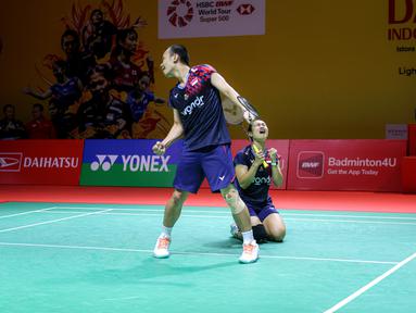 Pebulu tangkis ganda campuran Indonesia, Rinov Rivaldy/Lisa Ayu Kusumawati merayakan kemenangan mereka atas pasangan Malaysia, Hoo Pang Ron/Cheng Su Yin pada laga perempat final Indonesia Masters 2025 di Istora Senayan, Jakarta, Jumat (24/01/2025). (Bola.com/Bagaskara Lazuardi)