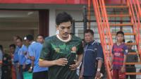 Mantan pemain Persiba Bantul, Slamet Widodo, diperkenalkan sebagai penggawa PS Tira, Minggu (18/3/2018). (Bola.com/Ronald Seger Prabowo)