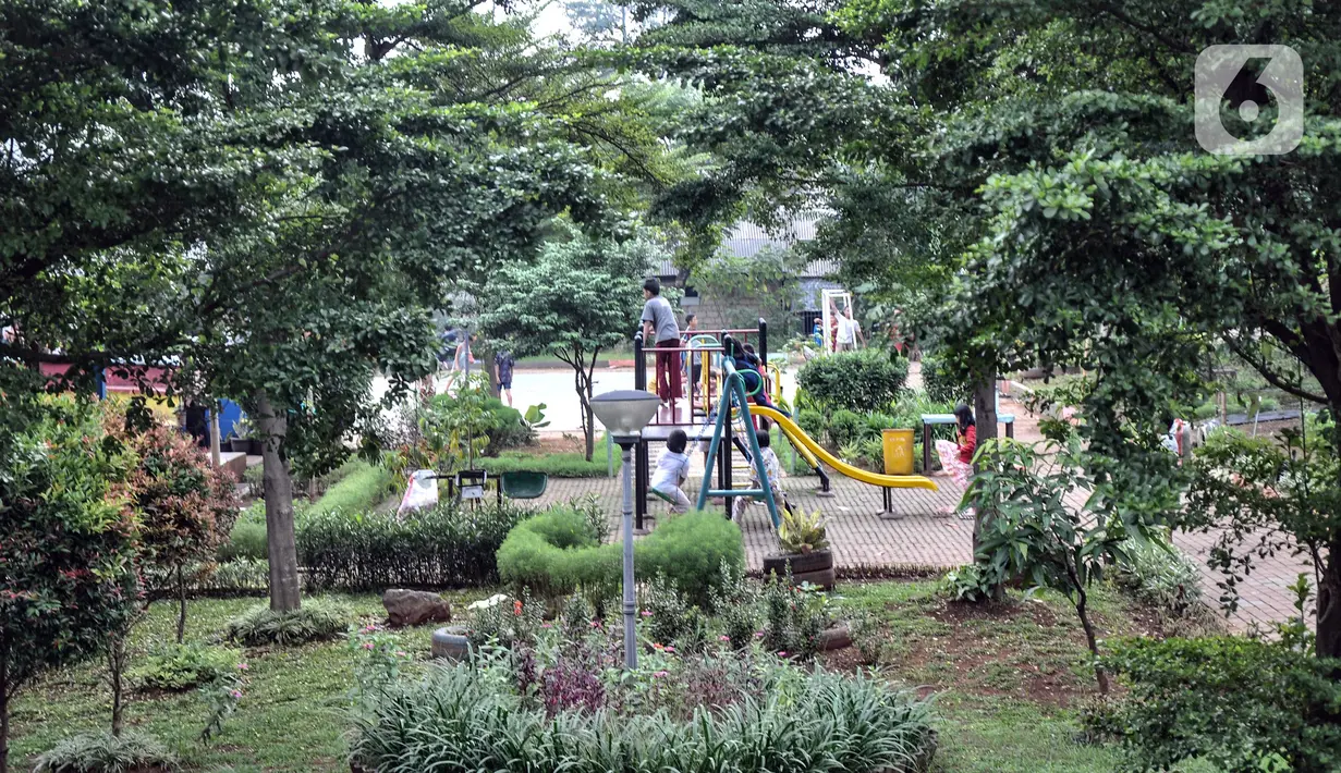 Suasana saat anak-anak bermain di Ruang Publik Terpadu Ramah Anak (RPTRA) Rawa Jaya, Kelurahan Pondok Kopi, Duren Sawit, Jakarta Timur, Senin (6/6/2022). RPTRA masih menjadi tempat favorit anak-anak Ibu Kota untuk bermain serta ruang interaksi usai pulang sekolah. (merdeka.com/Iqbal S. Nugroho)