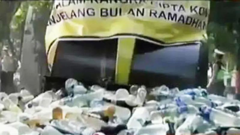 VIDEO: Sambut Ramadan, Polisi Musnahkan Ribuan Botol Miras