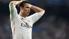 Cristiano Ronaldo seperti tak percaya Real Madrid tersingkir di Semi Final Liga Champions, Santiago Bernabeu, Spanyol, Kamis (14/5/2015). Madrid kalah oleh Juventus dengan agregat  3-2. (AFP Photo/Gerard Julien)