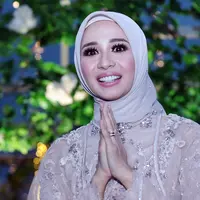 Menggelar acara resepsi kedua di Bandung, ternyata istri Emran ini punya alasannya tersendiri, yakni lantaran Bandung adalah kota kelahiran Bella. Selain itu, Bella pun buka menceritakan soal bulan madu dan momongan. (Deki Prayoga/Bintang.com)