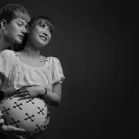 Lee Jeong Hoon tengah berbahagia. Istrinya, Moa melahirkan anak buah cintanya pada Sabtu (5/5/2018). (Foto: Febio Hernanto, Stylist: Indah Wulansari, DI: Muhammad Iqbal Nurfajri/Bintang.com)