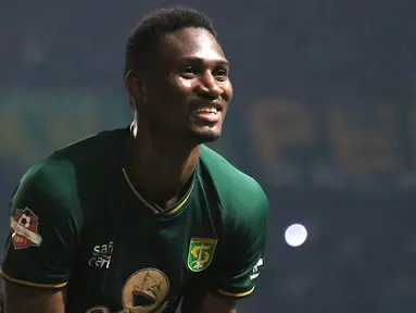 Striker Persebaya Surabaya, Amido Balde, merayakan gol yang dicetaknya ke gawang Persib Bandung pada laga Liga 1 di Stadion Gelora Bung Tomo, Surabaya, Jumat (5/7). Persebaya menang 4-0 atas Persib. (Bola.com/Aditya Wani)
