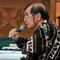 Mantan Dirjen Pajak, Hadi Purnomo bertanya pada saksi saat menjalani sidang di PN Jakarta Selatan, Rabu (4/11/2015). Sidang beragendakan Peninjauan Kembali (PK) oleh KPK terkait kasus dugaan korupsi permohonan keberatan pajak BCA. (Liputan6/Johan Tallo)