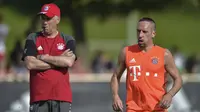 Bintang Bayern Munchen, Franck Ribery tengah serius berlatih bersama pelatih barunya Carlo Ancelotti di Stadion klub FC Bayern Munich, Jerman, (11//7/2016). (AFP/Guenter Schiffmann)