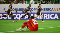 Penjaga gawang Jamaika, Jahmali Waite terduduk usai gagal menyelamatkan gol dari Meksiko selama pertandingan sepak bola grup B turnamen Copa America Conmebol 2024 di Stadion NRG di Houston, Texas pada 22 Juni 2024. (Aric Becker/AFP)