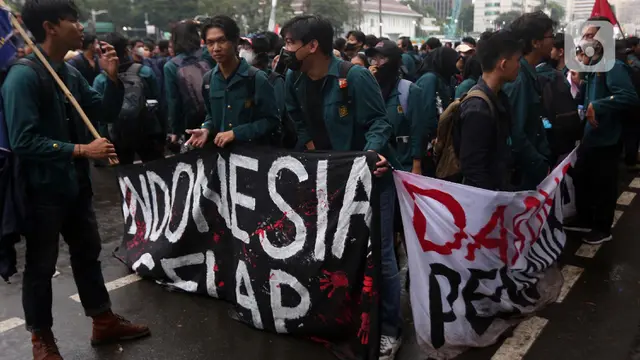 BEM SI Berunjuk Rasa di Patung Kuda Jakarta