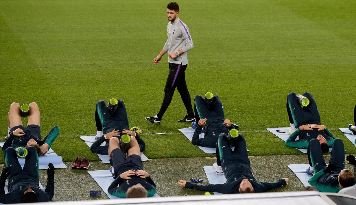 Pemain Tottenham Hotspur melakukan pemanasan selama latihan di stadion Camp Nou, Barcelona (10/12). Saat ini Tottenham berada di posisi kedua grup B dengan poin tujuh sama seperti Inter Milan yang ada di posisi ketiga. (AFP Photo/Josep Lago)
