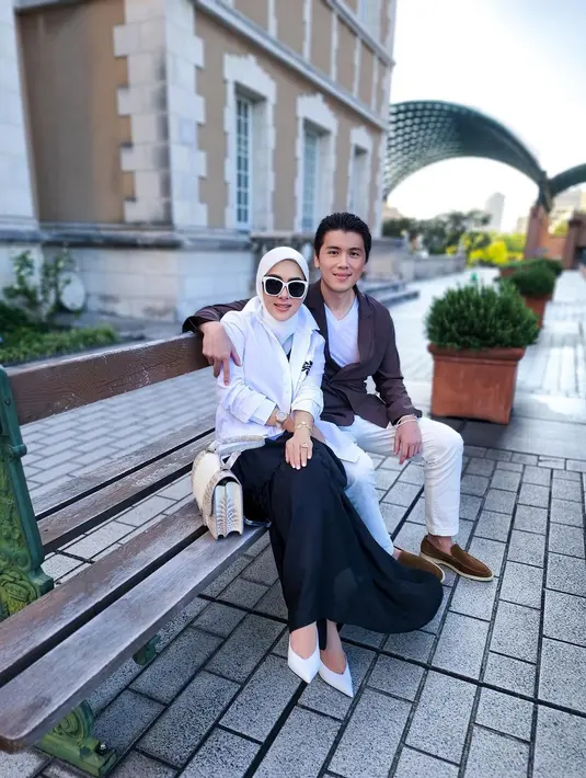 Berpose di spot foto kala menikah 3 tahun lalu, Syahrini memadukan blazer Prada putih dengan rok plisket hitam. Senada dengan sang istri tercinta, Reino juga terlihat mengenakan blazer hitam dipadu kaos dan celana panjang putih. @princessyahrini.