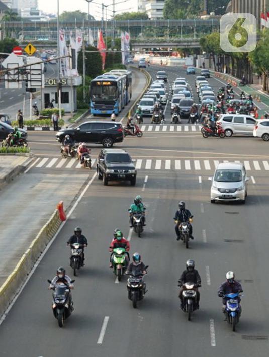 Kendaraan melintasi Jalan MH Thamrin, Jakarta, Senin (24/5/2020). Kepala Dinas Perhubungan Provinsi DKI Jakarta Syafrin Liputo mengungkapkan kebijakan ganjil genap terhadap sepeda motor belum akan diterapkan dan hanya berlaku bagi kendaraan roda empat. (Liputan6.com/Immanuel Antonius)