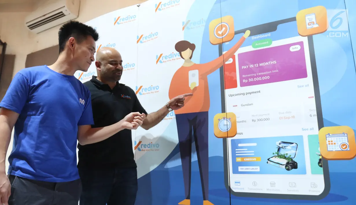 CEO dan Co-founder PT FinAccel Teknologi Indonesia Akshay Garg bersama CEO dan Co-founder Moka Haryanto Tanjo menunjukkan cara transaksi offline Kredivo di Jakarta, Selasa (26/2). (Liputan6.com/Angga Yuniar)
