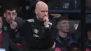 Reaksi kecewa pelatih Manchester United, Erik ten Hag saat menghadapi Bournemouth pada laga pekan ke-33 Premier League 2023/2024 di Vitality Stadium, Bournemouth, Sabtu (13/4/2024). (AFP/Adrian Dennis)