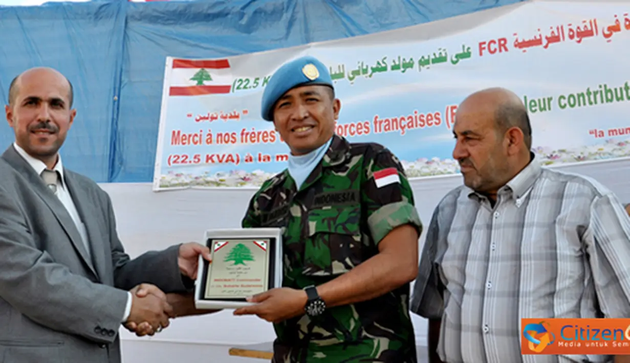 Citizen6, Lebanon: Bentuk penghargaan kepada Kontingen Garuda atas partisipasinya, Walikota Tulin Mr. Husain Awala memberikan plakat penghargaan, yang diterima oleh Wakil Komandan Satgas Indobatt, Letkol Mar. FJH Pardosi. (Pengirim: Badarudin Bakri).