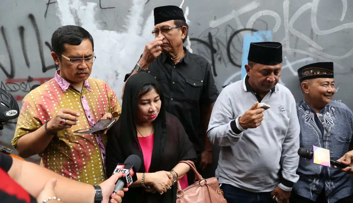 Teman sahabat berdatangan ke rumah duka di kediaman almarhum Cahyono, di Jalan Madrasah 1 Sukabumi  Utara, Kebon Jeruk, Jakarta Barat, Kamis (25/5/2017). Untuk memberikan penghormatan terakhirnya. (Adrian Putra/Bintang.com)