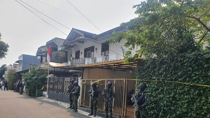Pengamanan ketat personel Brimob bersenjata lengkap di rumah Ferdy Sambo saat rekonstruksi pembunuhan berencana Brigadir J. (Merdeka.com)