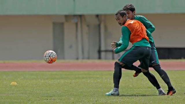 Hansamu Yama mengikuti latihan Timnas Indonesia di Stadion Manahan Solo Jawa Tengah, Minggu (25/9/2016). (Bola.com/Peksi Cahyo)