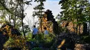 Para wisatawan mengunjungi peninggalan kompleks desa kuno di Minzhu, sebuah kota di Wilayah Langao, Provinsi Shaanxi, China pada 29 Juni 2020. Terletak di daerah pegunungan di Gunung Bashan, peninggalan kompleks desa tersebut berasal dari masa Dinasti Ming (1368-1644). (Xinhua/Tao Ming)