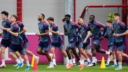 Pertandingan kedua tim dijadwalkan berlangsung di Allianz Arena, Kamis, 7 Mei 2026 pukul 02.00 dini hari WIB. Tampak dalam foto, pemain Bayern Munchen saat mengikuti sesi latihan jelang pertandingan leg kedua semifinal Liga Champions 2025/2026 melawan Paris Saint-Germain (PSG) di Jerman, Selasa 5 Mei 2026. (AP Photo/Matthias Schrader)