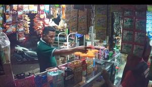 Tangkapan layar video seorang polisi yang bertugas di Polres Sikka berinisial YM diduga mengancam pemilik kios di Jalan Magepanda Kabupaten Sikka, NTT. (Liputan6.com/ Ola Keda)