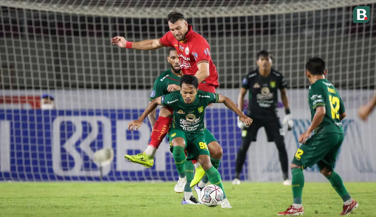 Hanya dua menit kemudian, Persija lagi-lagi memiliki peluang mencetak gol setelah Riko Simanjuntak melepas tendangan sudut. Bola mengarah ke Simic, sayangnya kali ini sundulannya tidak mengarah ke gawang. (Bola.com/Bagaskara Lazuardi)