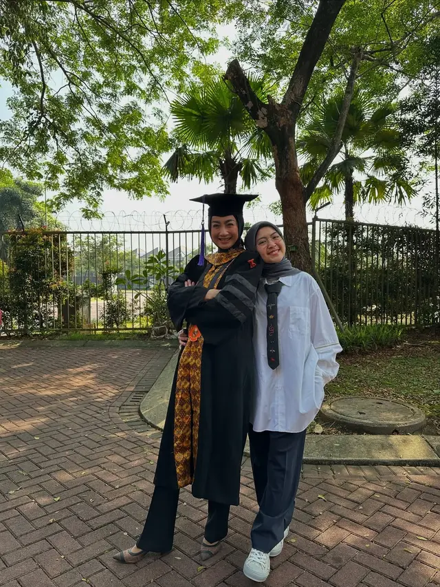 Potret Desy Ratnasari Wisuda