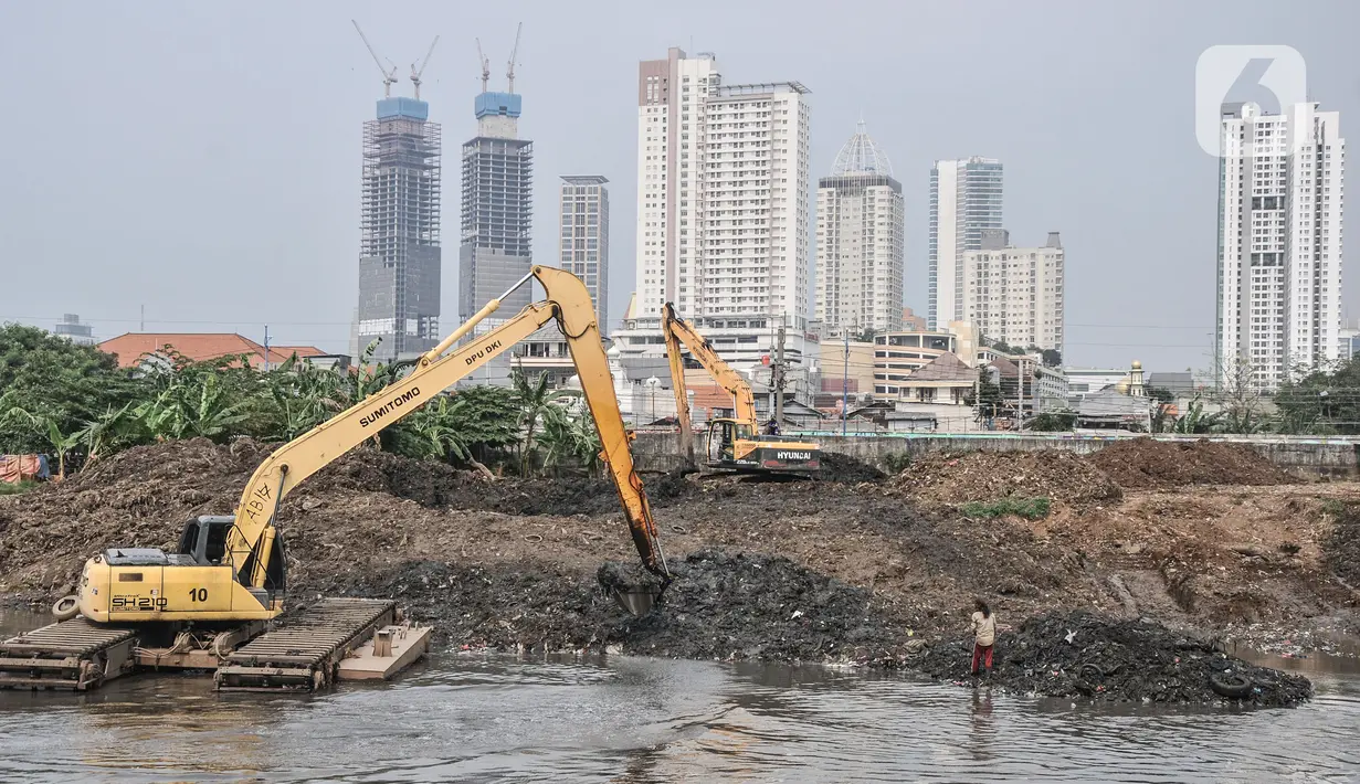 Petugas Dinas SDA Provinsi DKI Jakarta menggunakan alat berat saat mengeruk lumpur di Kali Ciliwung Segmen KBB, Tanah Abang, Kamis (30/9/2021). Dinas SDA DKI Jakarta terus melakukan pengerukan dan pengurasan kali, waduk, dan saluran air melalui kegiatan Gerebek Lumpur. (merdeka.com/Iqbal S. Nugroho)