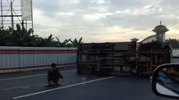 Truk Terbalik, Tol Jatibening Macet 2 Km