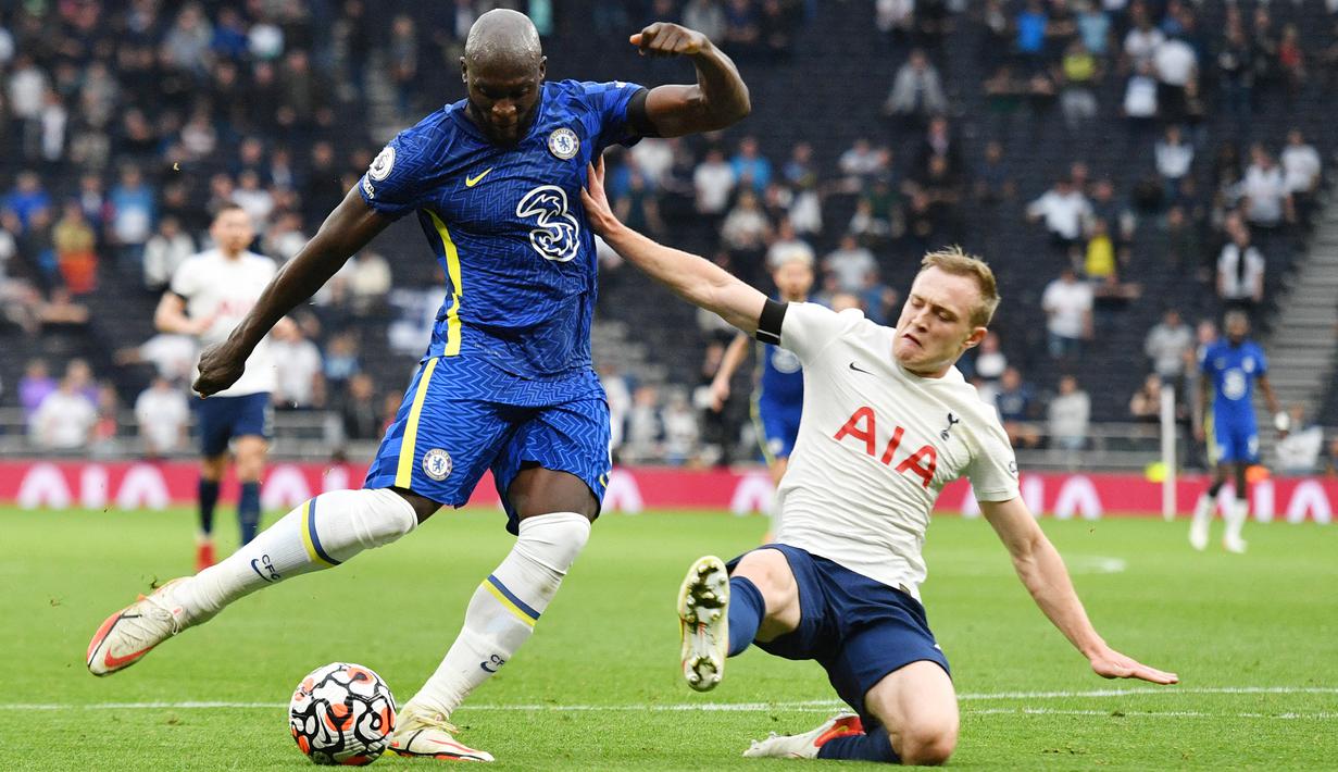 Romelu Lukaku - Bomber Chelsea ini terpaksa pulang lebih cepat ke London dan batal memperkuat timnas Belgia jelang perebutan tempat ketiga UEFA Nations League. Mantan striker Inter Milan itu mengalami kelelahan otot. (AFP/Justin Tallis)
