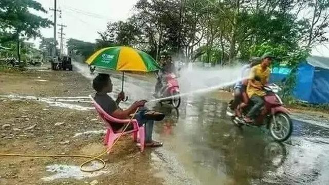 6 Momen Apes Kecipratan Air di Jalan Raya Ini Melatih Kesabaran, Jadi Elus Dada