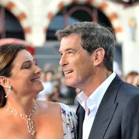 Pierce Brosnan mencintai istrinya, Keely Shaye Smith dengan sepenuh hati. Cinta yang menerima apa adanya, baik dan buruk, kekurangan dan kelebihan pasangan masing-masing. (Bintang/EPA)
