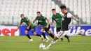 Striker Juventus, Cristiano Ronaldo, melepaskan tendangan penalti ke gawang Atalanta pada laga Serie A di Allianz Stadium, Minggu (12/7/2020). Kedua tim bermain imbang 2-2. (Fabio Ferrari/LaPresse via AP)