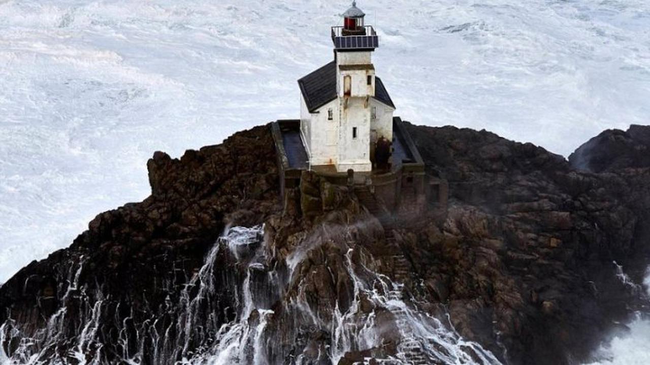 Pria Ini Jajal Keberanian di Mercusuar Paling Berhantu