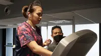 Pebulutangkis ganda Campuran Indonesia, Melati Daeva Oktavianti berlatih ringan di gym Hotel Crowne Plaza Birmingham City Centre, Inggris, Senin (15/3/2021) menjelang berlangsungnya Turnamen All England 2021. (Dok. PBSI)