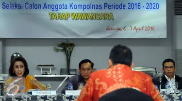 Sekretaris Pansel Kompolnas, Yenti Garnasih (kiri) mengajukan pertanyaan pada salah satu peserta seleksi Calon Anggota Kompolnas 2016-2020 di Jakarta, Rabu (6/4/2016). 24 peserta mengikuti sesi wawancara secara terbuka. (Liputan6.com/Helmi Fithriansyah)