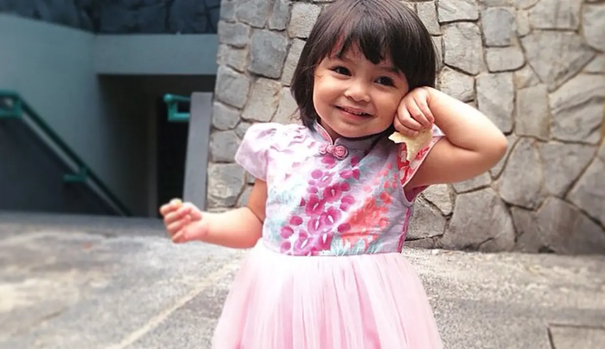<p>Gaya feminin Sienna tertanam sejak kecil. Ia nampak menggemaskan kenakan dress rok tutu [@siennakasyafani]</p>
