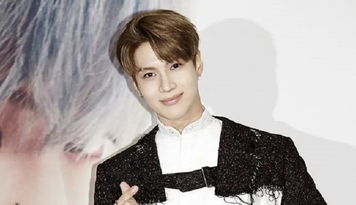 Lantaran kesulitan tersebut, Taemin SHINee menyarankan agar para penggemarnya tak perlu membeli iPhone X. (foto: soompi.com)