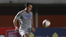 Ezra Walian tampil maksimal di babak kedua kali ini. Dia beberapa kali mengirimkan umpan terukur ke jantung pertahanan Persija Jakarta, namun belum dapat dimaksimalkan oleh penyerang Persib Bandung. (Bola.com/M Iqbal Ichsan)